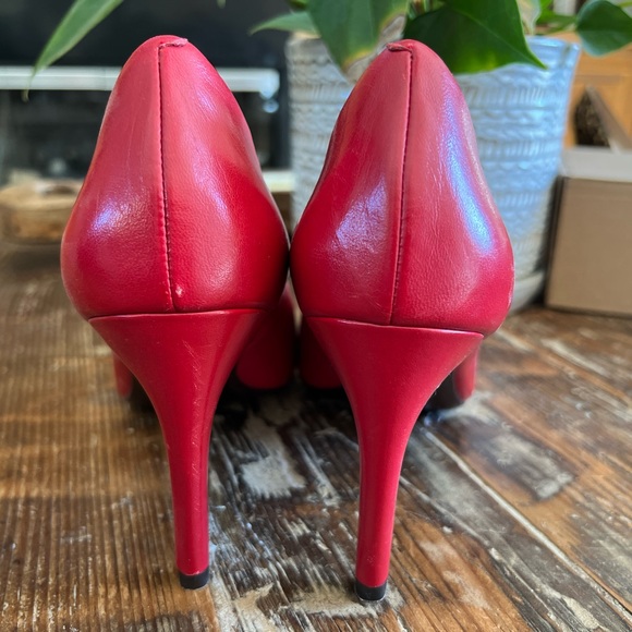 Cole Haan 9 B Red Gabbie Pump - Picture 4 of 8